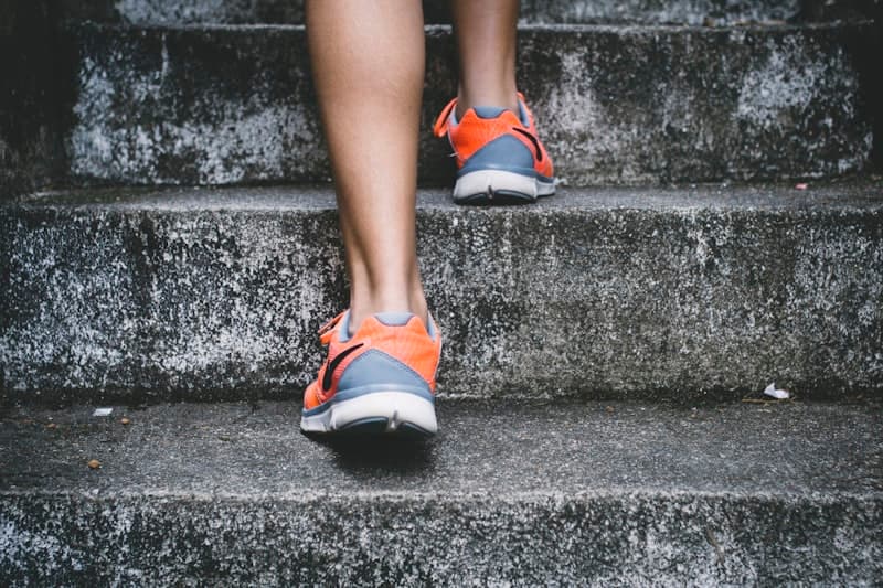 Persona corriendo al amanecer, entrenamiento de capacidad cardiorrespiratoria